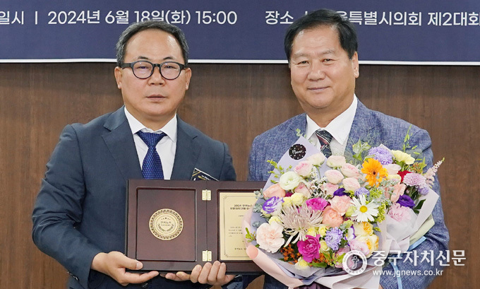  박영한 시의원이 ‘지방자치단체 우수 의정대상’을 수상하고 있다. 