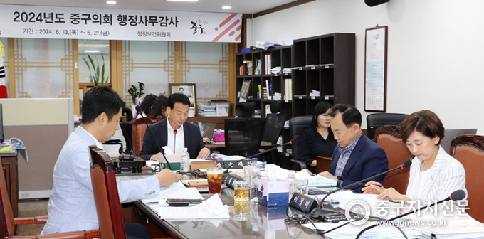 행정보건위원회 위원들이 소관부서에 대한 행정사무감사 실시하고 있다.