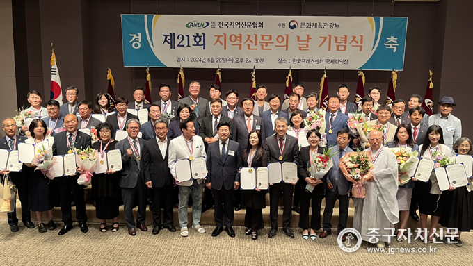 김용숙 중앙회장을 비롯한 이형연 부회장등이 수상자들과 기념 촬영을 하고 있다.