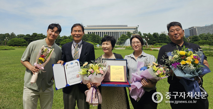 이재구 ㈜리마켓 회장이 환경실천대상을 수상한 뒤 가족과 기념촬영하고 있다