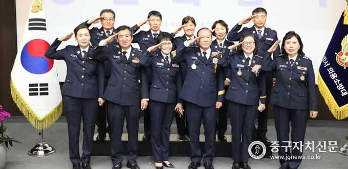 김규범 대장을 비롯한 의용소방대원들이 감사의 거수경례를 하고 있다.