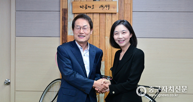 최호정 서울특별시의회 의장이 조희연 서울시 교육감을 만나 협치를 약속하고 있다. 