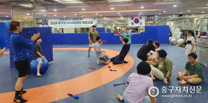 지난 13일 온 가족이 함께 배우는 일일 레슬링 교실을 운영하고 있는 모습.