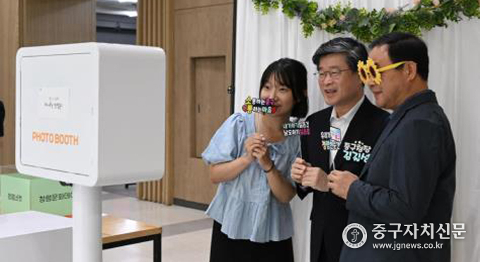 청렴문화데이에서 김길성 중구청장이 직원들과 청렴 네 컷 사진을 찍으며 캠페인에 동참하고 있는 모습.