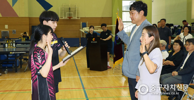 제19회 중구협회장배 탁구대회에서 선수대표들이 박란주 회장과 유승철 회장 앞에서 선서를 하고 있다.