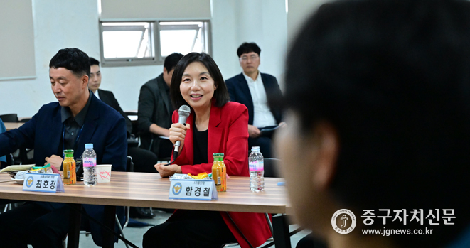 15기동대 방문해 기동대원들과 간담회를 갖고 있는 최호정 서울시의회 의장.