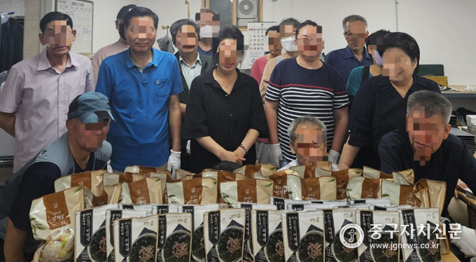 지난 25일 중구지역자활센터 관계자들이 삼계탕을 전달한 뒤 기념촬영을 하고 있다.