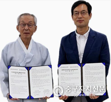  중부교육지원청 안윤호 교육장과 도산서원 선비문화수련원장과 업무협약을 체결하고 있다. 