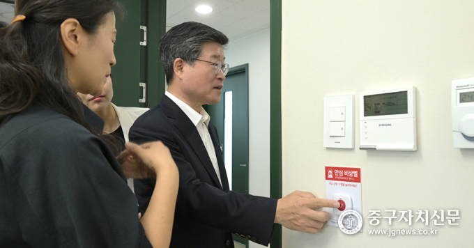 중구발달장애인평생교육센터 개관식에 앞서 김길성 중구청장이 시설을 확인해 보고 있다. 