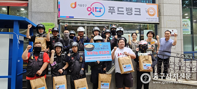 길리어드 사이언스 코리아 대표가 전달한 냉방용품을 취약계층에 전달한 후 파이팅을 하고 있다.