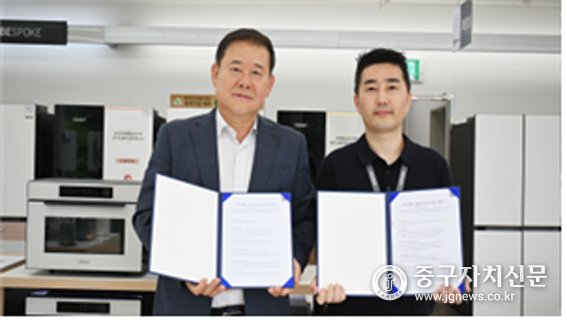 시설관리공단 경화수 이사장이 삼성전자판매(주) 전병준 대표와 업무협약을 체결한 뒤 기념촬영을 하고 있다. 