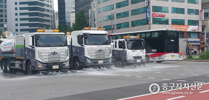 폭염 대책 일환으로 살수차를 운영하고 있다.