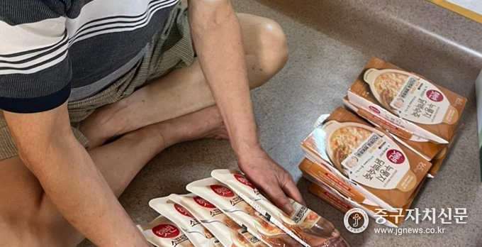 취약계층 어르신들에게 영양죽 200개를 전달받은 모습.