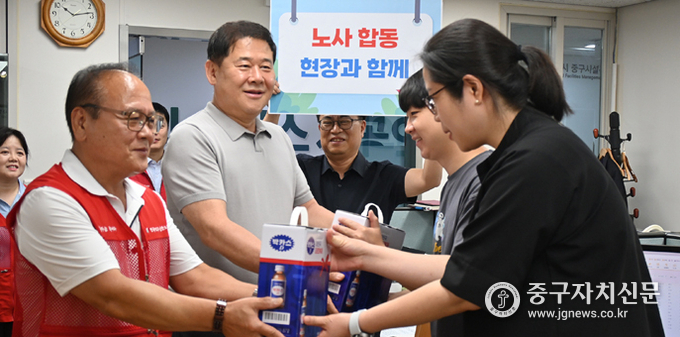 중구시설관리공단이 ‘노사합동 현장과 함께’ 라는 캠페인을 전개하면서 박카스를 전달하고 있다.