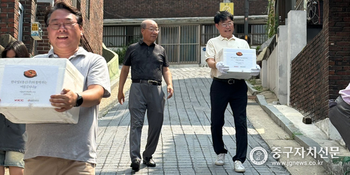 중구 지역 내 가정에 여름김치를 임직원들이 직접 배달하고 있다.