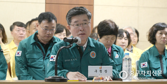 김길성 중구청장이 종합상황실에서 을지연습 1일차(19일) 실시보고를 받고 있다. 