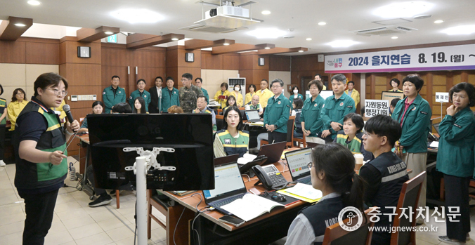 김길성 중구청장이 종합상황실에서 을지연습 1일차 설명을 듣고 있다. 