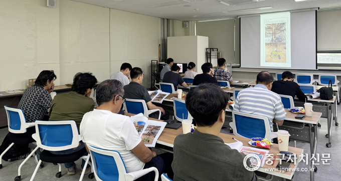  중구에서 진행되고 있는 건축공사장 대상으로 안전교육을 실시하고 있다. 