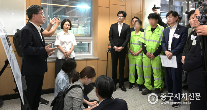 환경공무관인 을지로 ‘고운자리’에서 김길성 구청장이 브리핑을 하고 있다.