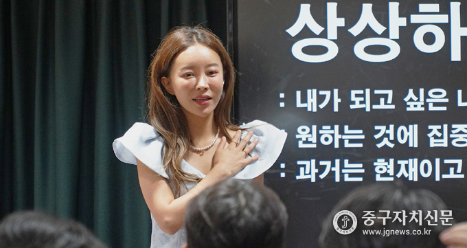 해피니언 대표 엘쌤(이엘 원장)이 정화예대에서 특강을 하고 있다.