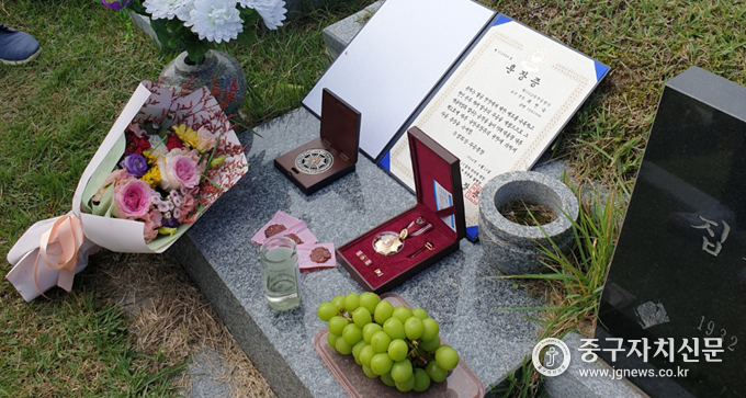 故최현숙님 묘지 앞에 놓여진 무공훈장.<br>
