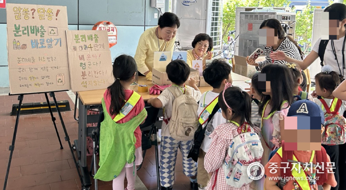 신당종합사회복지관 환경캠페이너 들이 분리배출 바로알기등을 어린이들에게 설명하고 있다.