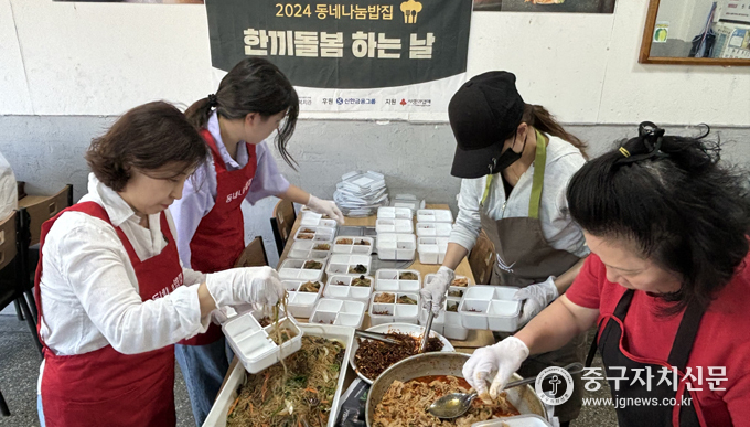 한끼돌봄에 참여한 요식업소가함께 도시락을 포장하고 있다.