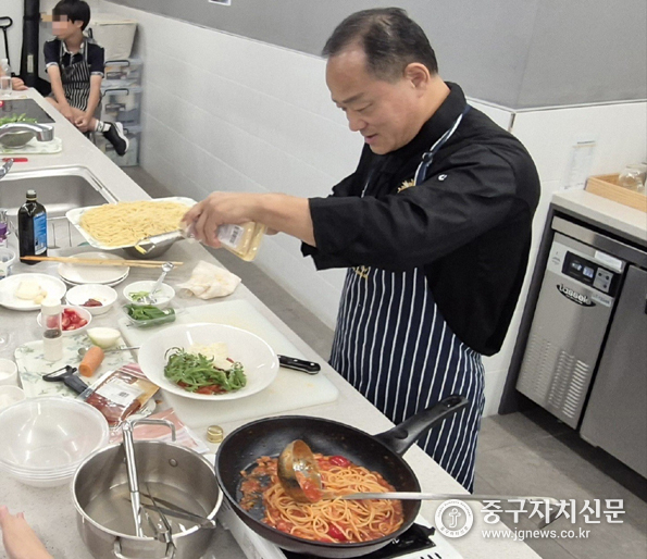 하반기 중구 행복 요리학교에서 요리를 하고 있는 모습. 