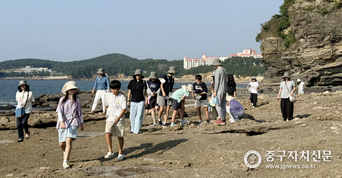 전북 부안에서 열린 캠핑스쿨에서 학생들이 채석강을 진지하게 살펴보고 있다. 