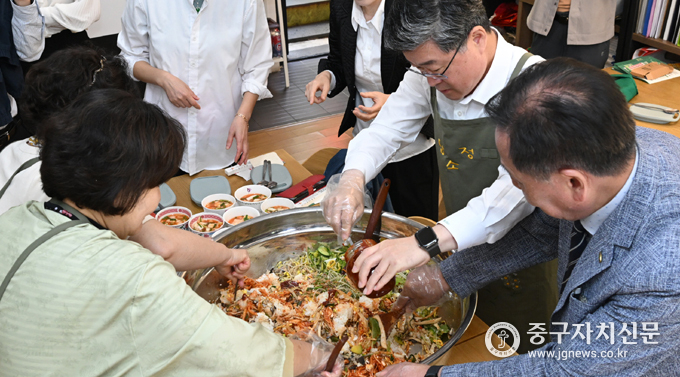 김길성 중구청장과 기대해 회원들이 비빔밥을 만들고 있다.