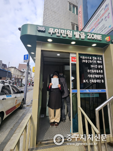 무인민원발급기 사용법 실습을 하고 나오는 모습. 
