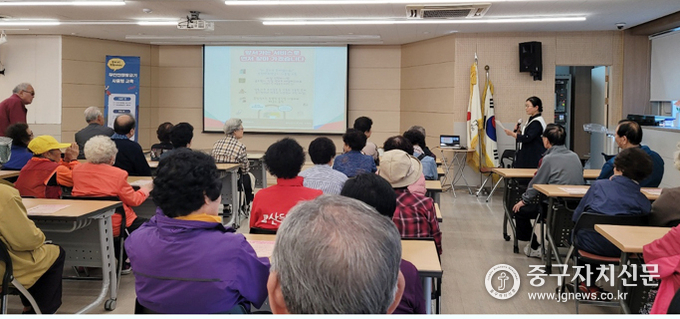 무인민원발급기 사용법에 대한 교육을 실시하고 있다. 