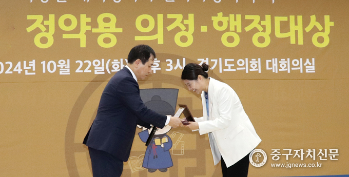 중구의회 손주하 의원이 서현일보 대표로부터 의정대상을 수상하고 있다. 