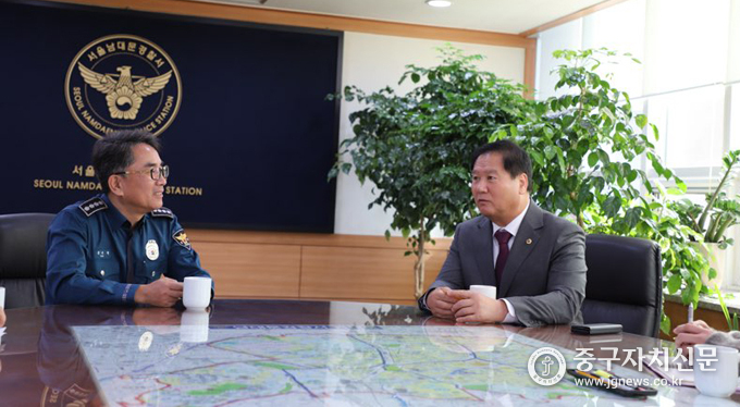 박영한 의원이 감사장을 받기에 앞서 류재혁 남대문경찰서장과 차담회를 갖고 있다.