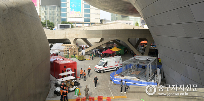 동대문디자인플라자에서 대형 화재를 대비한 ‘2024 중구 재난대응 안전한국훈련’을 사전 점검을 하고 있다.