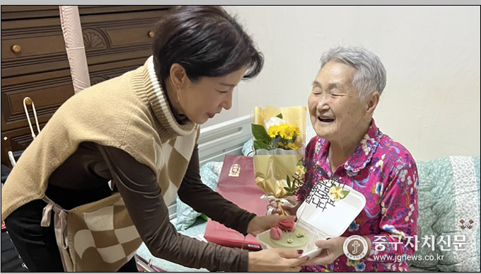 중림종합사회복지관 이해경 관장이 구순을 맞으신 어르신 가정에직접 방문해 수연을 축하하고 있다.