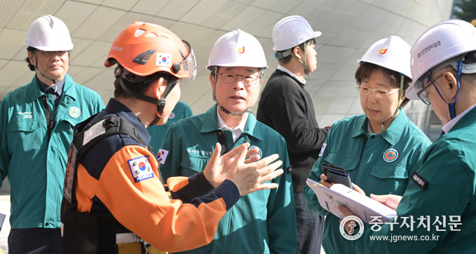 김길성 중구청장이 재난안전한국 훈련 현장에 방문해 소방관계자에게 DDP 화재 발생 상황 설명을 듣고 있다.
