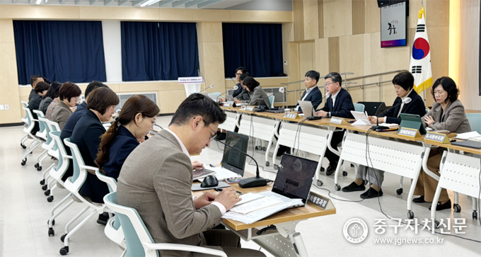 ◇김길성 중구청장이 구 간부들을 대상으로 2025년도 예산안 편성에 대해 당부의 말을 하고 있다.