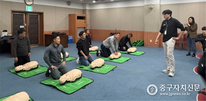 중구시설관리공단과 중부소방서가 합동으로 심폐소생술 교육을 실시하고 있다. 