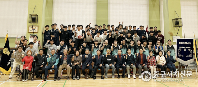  지난 16일 열린 농구대회에서 유명석 회장을 비롯한 내빈과 선수들이 파이팅을 외치고 있다.