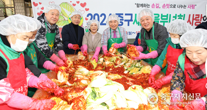 지난 19일 중구의회 소재권 의장등 의원들이 ‘사랑의 김장 나눔 행사’에 참여해 직접 김장을 버무리고 있다.