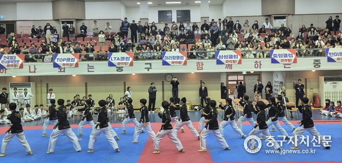 ◇지난 11월 30일 열린 제28회 중구청장기 및 연합회장기 태권도 한마당 대회에서 선수들이 단체 품새를 하고 있다.