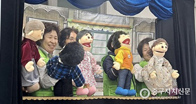 어르신 일자리사업으로 운영하고 있는 청춘스타 인형극장.