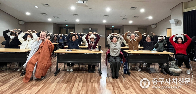 중림종합사회복지관 힐링특강 참석자들이 하트를 하면서 기념촬영을 하고 있다.