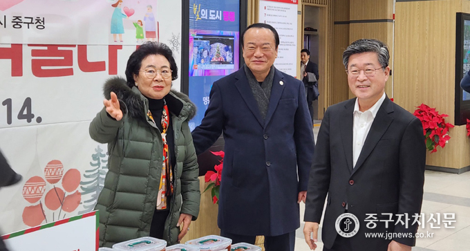중구재향군인회 김영주 회장과 김선자 여성회장이 고추장에 대해 김길성 중구청장에게 설명을 하고 있다.