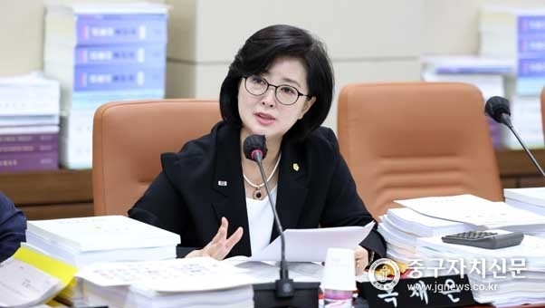 옥재은 시의원이 뉴현동 뉴 빌리지 선도사업에 대해 질의를 하고 있다.