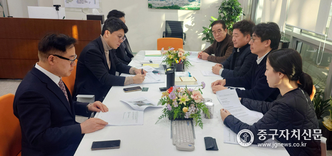 서울시 김병민 정무부시장과 문남엽 남대문상인회장등과 특별 간담회를 갖고 있다.