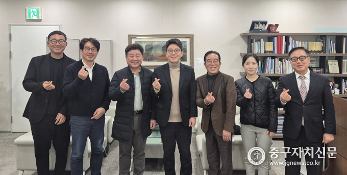 서울시 김병민 정무부시장과 문남엽 남대문상인회장등이 특별 간담회를 가진 뒤 미니하트로 애정을 표현하고 있다.