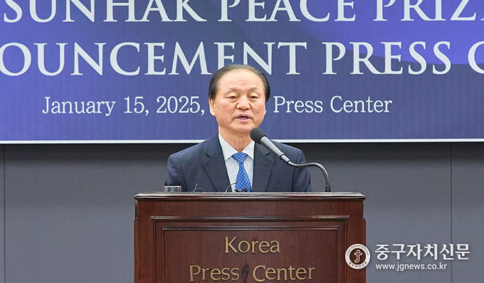 제6회 선학평화상의 “설립자 특별상” 수상자를 발표하는 양창식 선학평화상재단 이사장