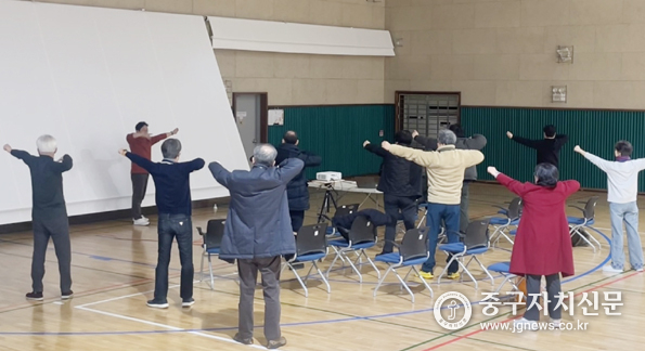 활쏘기 대회에 앞서 궁도교실을 진행하고 있다. 